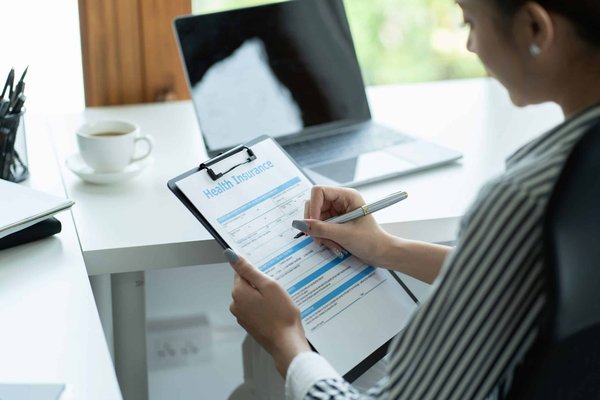 Quelles démarches légales une entreprise doit-elle entreprendre pour mettre en place une assurance santé collective?